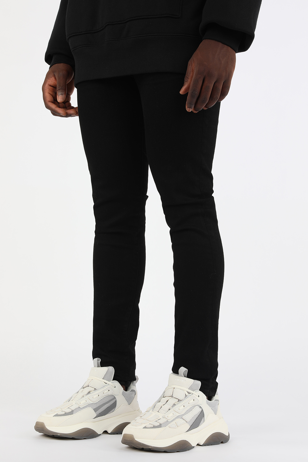 תמונת כל הלוק של נעלי ריצה בון רטרו לבנות